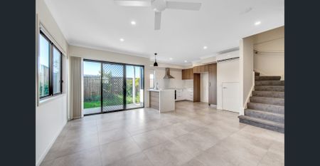 Discover luxury living in Palm Views Estate, 4 bedroom townhouse . - Photo 5