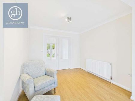 Royal Crescent, Ruislip, HA4 - Photo 3