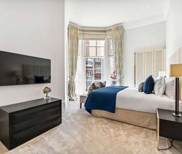 Interior designed two bedroom apartment with over 4m high ceilings and beautiful period features located in a prime Knightsbridge location. - Photo 1