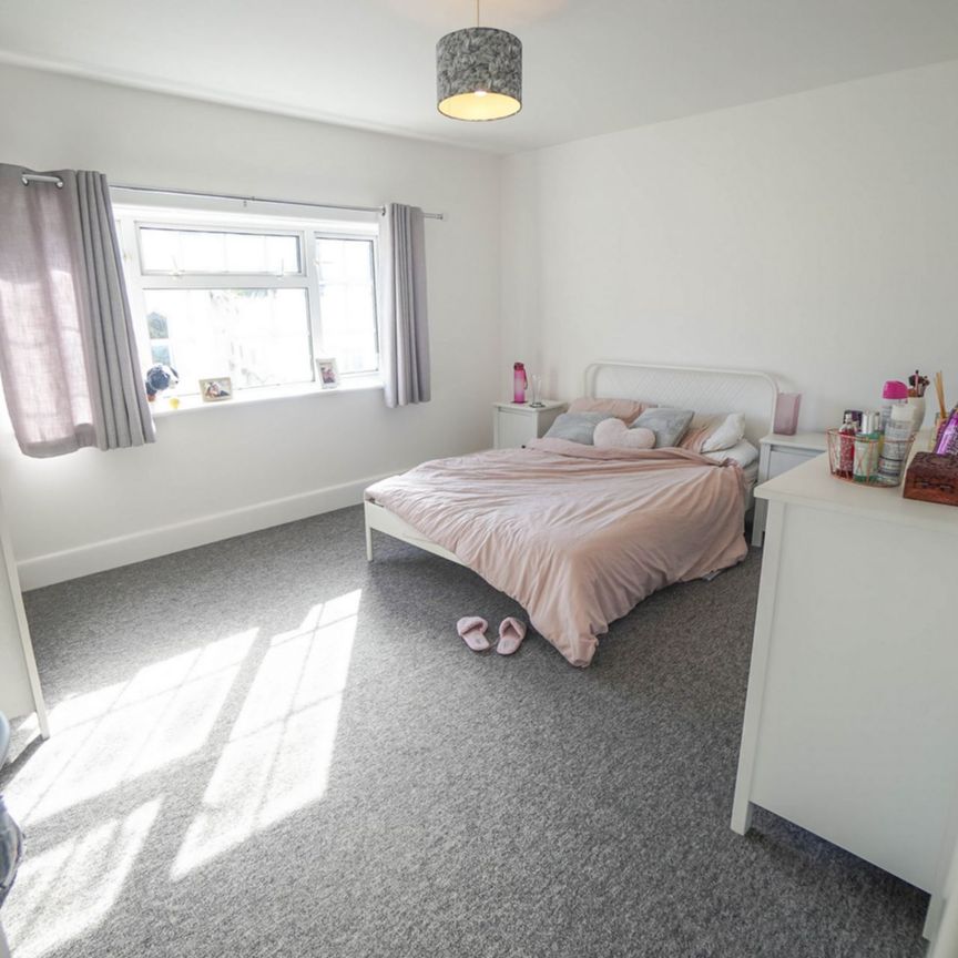 2 Bedroom Flat To Rent in Westbourne - £1,343 pcm Tenancy Info - Photo 1