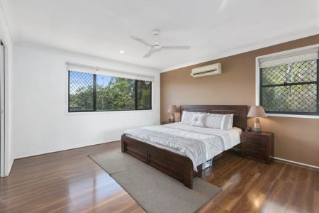 Spacious Family Home with Views and Breeze! Stretton School Catchment - Photo 5