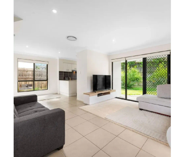 Modern 3-Bedroom Townhouse with Ducted Aircon, Dishwasher & Private... - Photo 1