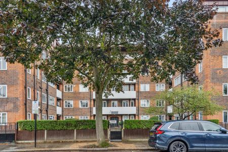 2 bedroom flat in Brewster Gardens - Photo 3