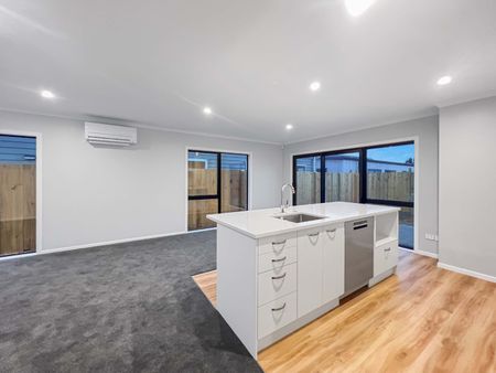 Modern home in Paraparaumu - Photo 2