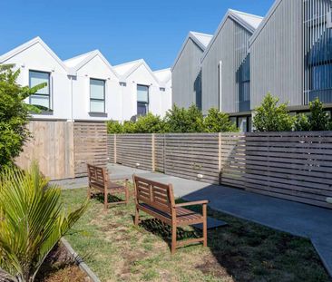 Step Into Contemporary Comfort – Near New Terr... - Photo 5