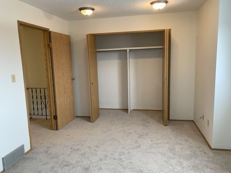 Spacious 3 Bedroom Townhouse in Glendale - Photo 3