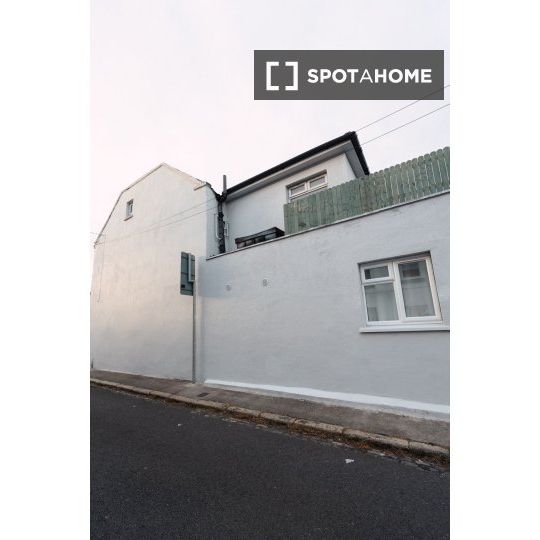 Room for rent in 5-bedroom house in Ballybough, Dublin - Photo 1