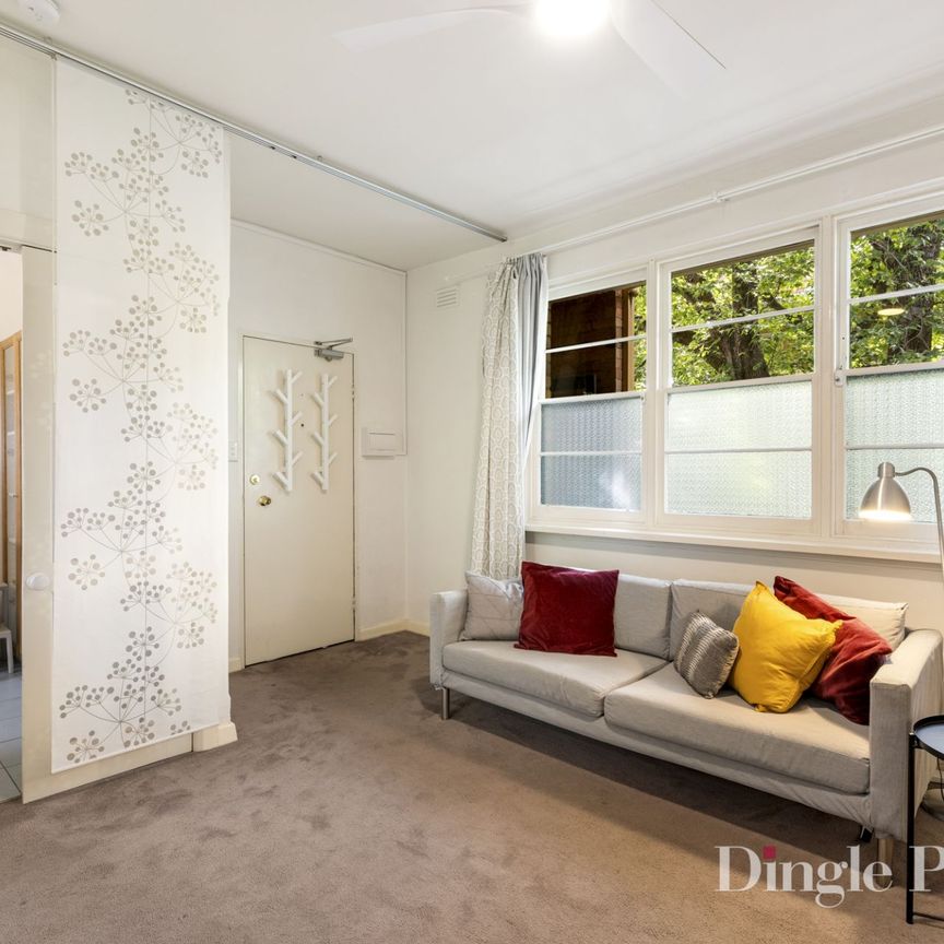 Fully Furnished Prime East Melbourne Apartment! - Photo 1