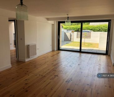 3 bedroom semi-detached house to rent - Photo 2