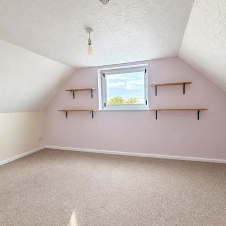 A well-presented one-bedroom flat located on Meadow Street, Avonmouth. The property offers a good-sized living room, separate kitchen, double bedroom and main bathroom. The property also benefits from on-street parking and is situated close to local amenities and transport links. - Photo 4