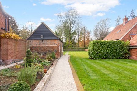 A charming and thoughtfully converted Grade II listed five-bedroom home, formerly the Blue Anchor pub, blending character and modern living in the heart of St Albans. - Photo 4