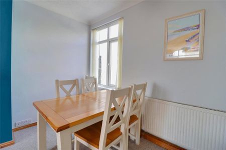 4 bedroom end of terrace house to rent - Photo 2