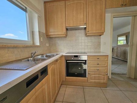 Ruim 3 slaapkamer duplex met autostaanplaats en kelderberging - Photo 5