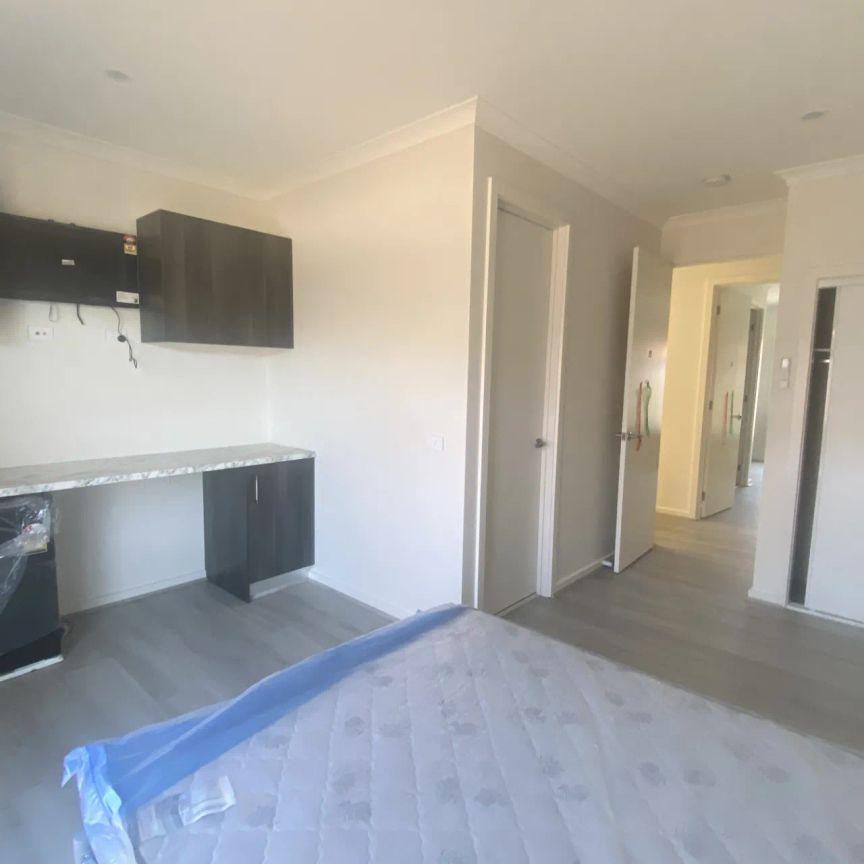 Modern furnished room with private ensuite – Prime Dandenong location - Photo 1