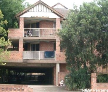 Neat 2 Bedroom Apartment In Desirable Location - Photo 2