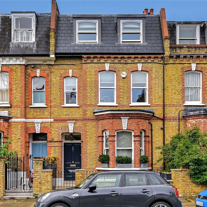 A sensational five bedroom family house situated on this popular residential street close to Battersea Park. - Photo 1