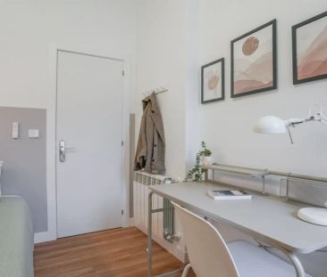 Room in a shared 6-bedroom apartment for rent in Palacio, Madrid - Foto 5