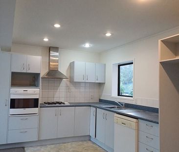 One bedroom with separate living area - Photo 2