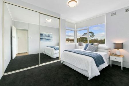 Sun Filled 2 Bedroom Apartment - Photo 2