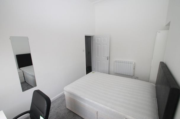 3 Bedroom | 18 North Road East, Middle Floor Flat, PL4 6AS - Photo 1