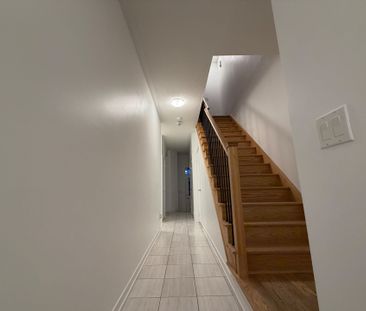 For Lease - 302 Clay Stones Street, Newmarket, Ontario - Photo 6