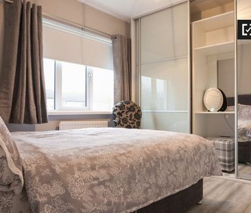 En-suite double bedroom in 3-bedroom house in Dublin - Photo 2