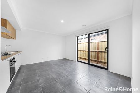 27 Flag Boulevard, Tarneit, VIC 3029 - Photo 4