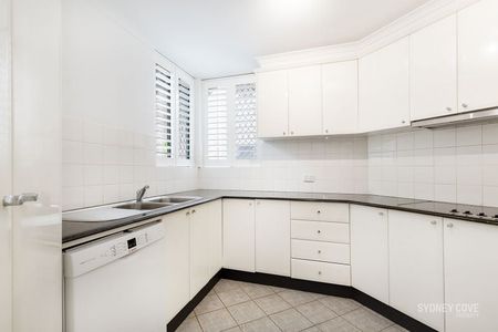 RECENTLY REFURBISHED 3 BEDROOM TOWNHOUSE | Unfurnished - Photo 2