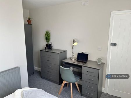 1 bedroom in a house share to rent - Photo 5