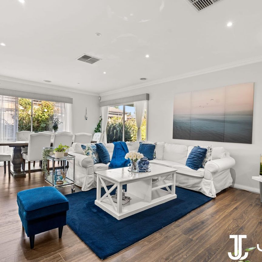 Stunning 4-Bedroom Family Home in Tarneit - For Lease - Photo 1