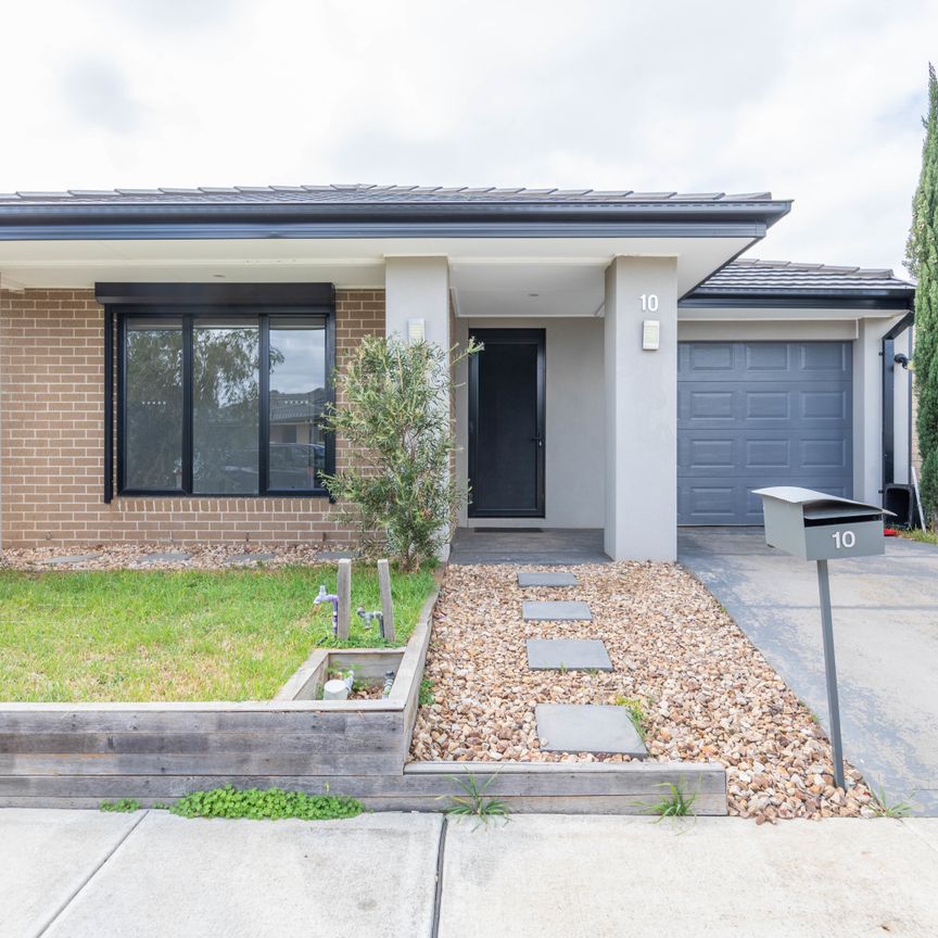 10 Ruby Rd, Cobblebank VIC 3338 - Photo 1