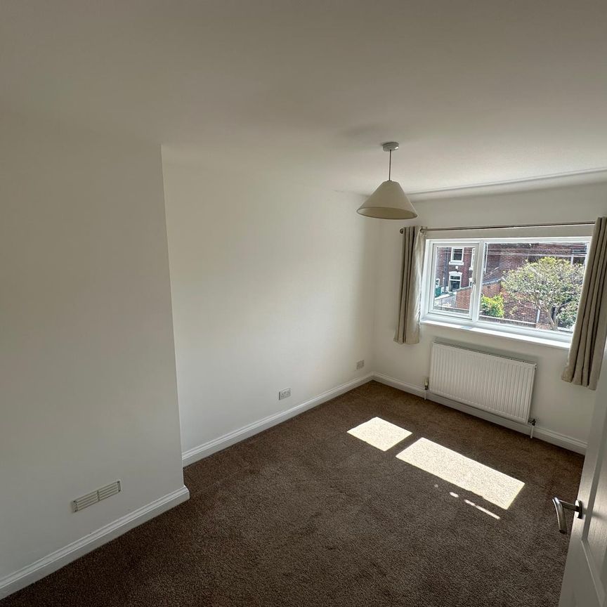 Superb 3 bedroomed terrace house to let with first floor bathroom, large lounge and kitchen diner with patio doors onto a large paved patio. - Photo 1