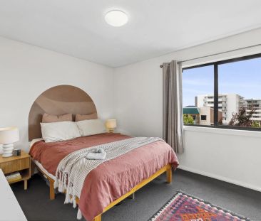 Sun filled apartment - Photo 4