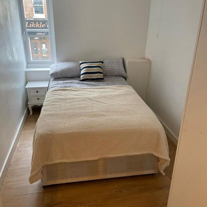 Room in a Shared Flat, Deptford High Street, SE8 - Photo 1