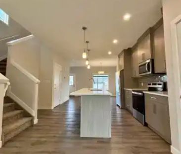 Awesome 3 Bedroom Main Floor in Creekwood Chappelle | 5046 Chappell... - Photo 1