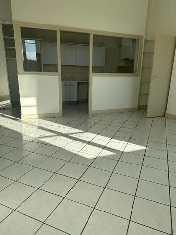 Location Appartement 3 pièces 65m² LYON 4ème - Photo 2