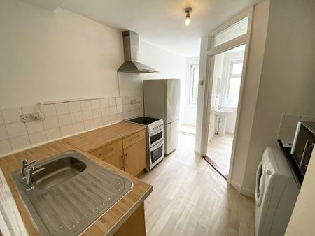 2 bedroom flat to rent - Photo 2