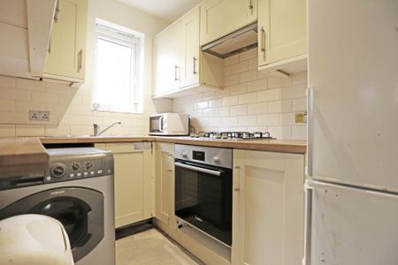 Price £2,200 pcm - Available Now - Part Furnished - Photo 4