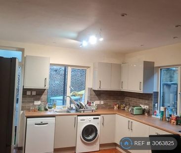 3 bedroom semi-detached house to rent - Photo 5