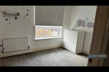 2 bedroom end of terrace house to rent - Photo 2