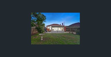 Elegant and Classical Living - Photo 5