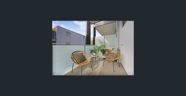 AN UPSTAIRS “FUNKY” APARTMENT (circa 2019), RIGHT IN THE HEART OF THE PORT... SO CLOSE TO EVERYTHING & JUST WAITING FOR YOU ... BE QUICK WON'T LAS - Photo 1