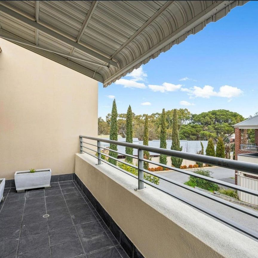 WELL PRESENTED THREE BEDROOM TOWNHOUSE - Photo 1
