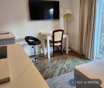 Studio to rent - Photo 2