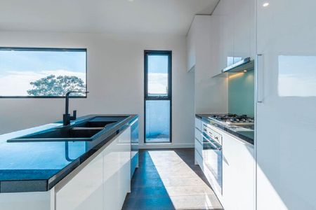 TOP FLOOR SUB-PENTHOUSE IN THE HEART OF OAKLEIGH**Application Pending** - Photo 3