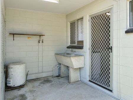 Well Maintained Unit in Convenient Location - Photo 2