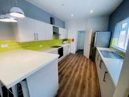 5 bed Room 4 - Photo 5