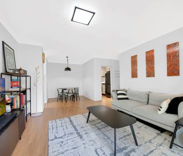 Spacious Modern Apartment In Ideal Location - Photo 2