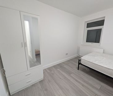 Room in a Shared House, London Road, SM6 - Photo 6