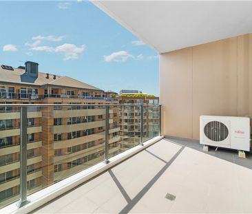 Spacious one bedder with study - walk everywhere! - Photo 6